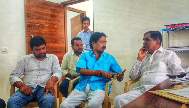 Deserving poor journalists should be given houses