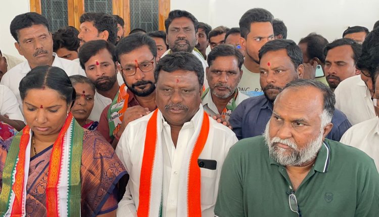 ఎమ్మెల్యే జగ్గారెడ్డి ఆధ్వరర్యంలో కాంగ్రెస్ పారీ కండువా కప్పుకున్న సదశివాపేట్ బీఆర్ఎస్ నాయకులు. మాజీ మున్సిపల్ పట్నం విజయలక్ష్మి, ఉమ్మడి ఆంధ్రప్రదేశ్ మాజీ బీసీ కార్పొరేషన్ డైరెక్టర్ పట్నం సుభాష్ తన అనుచరులతో కలిసి కాంగ్రెస్ పార్టీ లో చేరారు. వీరికి కాంగ్రెస్ పార్టీ కండువా కప్పి పార్టీ లోకి ఆహ్వానించిన జగ్గారెడ్డి. కాంగ్రెస్ పార్టీ లో స్వేచ్ఛగా సేవ చేయొచ్చు అన్ని తిరిగి కాంగ్రెస్ పార్టీ లోకి రావడం సంతోషం. సుభాష్ మంచి ఆర్గనైజర్ అందరిని కలుపుకొని పని చేస్తాడు. పార్టీ వీరి సేవలను ఉపయోగించుకుంటుంది అలాగే తాగిన ప్రాధాన్యత ఉంటుందని అన్నారు.