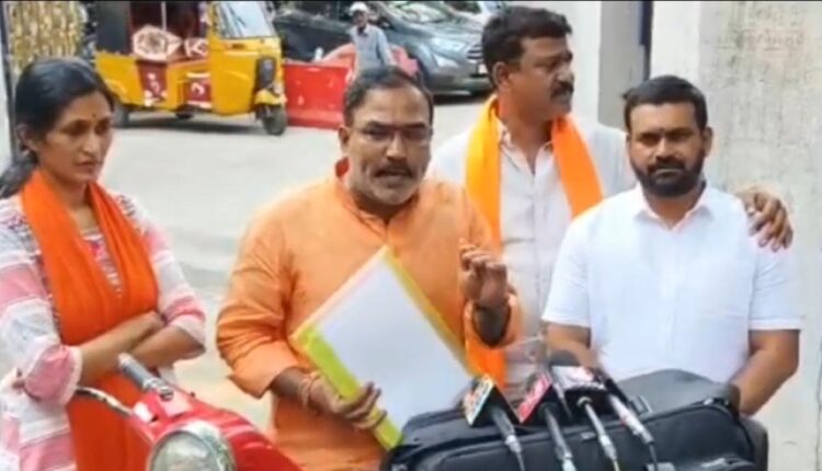 ఎమ్మెల్యే సంజయ్ కుమార్ ను పరామర్శించిన కేటీఆర్ ముద్ర ప్రతినిధి, జగిత్యాల: జగిత్యాల ఎమ్మెల్యే డాక్టర్ సంజయ్ కుమార్ ను బి ఆర్ ఎస్ వర్కింగ్ ప్రెసిడెంట్ ,మాజీ మంత్రి కేటీఆర్ పరామర్శించారు. ఇటీవల ఎమ్మేల్యే డాక్టర్ సంజయ్ కుమార్ తండ్రి ప్రముఖ న్యాయవాది మాకునూరి హనుమంతరావు మృతి చెందగా కేటీఆర్ ఆయన చిత్రపటానికి పూలమాలలు వేసి నివాళులర్పించారు. ఆయన వెంట టీ స్కాబ్ చైర్మన్ రవీందర్రావు , జడ్పీ చైర్పర్సన్ దావసంత, మాజీ లైబ్రరీ చైర్మన్ డాక్టర్ చంద్రశేఖర్ గౌడ్ లు ఉన్నారు.