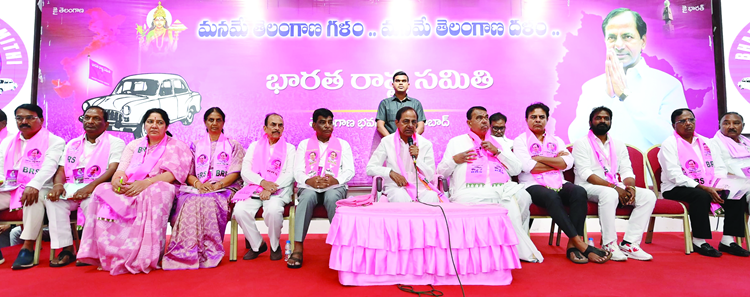 అయినా కాంగ్రెస్‌ను పడగొట్టే ఉద్దేశ్యం లేదు  మేము ఊరుకున్నా..రేపు మోదీ ఊరుకుంటాడా మమ్ములనే ఆగం పట్టించే ప్రయత్నం చేసిండ్రు కక్షతోనే కవితపై లిక్కర్‌ కేసు లోక్‌సభ ఎన్నికల తరవాత రాజకీయ గందరగోళం  బిఆర్‌ఎస్‌ ఖచ్చితంగా  11 సీట్లు గెలవబోతుంది  తెలంగాణలో పరిస్థితి మనకే అనుకూలం   22 నుంచి బస్సు యాత్రలు బిఆర్‌ఎస్‌ విస్తృతస్థాయి సమావేశంలో కెసిఆర్‌ సంచలన వ్యాఖ్యలు హైదరాబాద్‌, ప్రజాతంత్ర, ఏప్రిల్‌ 18 : తనతో ఇరవై మంది కాంగ్రెస్‌ ఎమ్మెల్యేలు టచ్‌లో ఉన్నారని మాజీ సిఎం, బిఆర్‌ఎస్‌ అధినేత సంచలన వ్యాఖ్యలు చేశారు. అయితే ప్రభుత్వాన్ని పడగొట్టాల్సిన అవసరం తమకు లేదన్నారు. కానీ మోదీ ఈ ప్రభుత్వాన్ని పడగొట్టుకుం డా ఉంటారా అని ప్రశ్నించారు. 20 మంది ఎమ్మెల్యేలను తీసుకుని రావాలా సార్‌ అని ఓ సీనియర్‌ కీలక నేత తనను సంప్రదించాడని, అయితే ఇప్పుడే వద్దని వారించానని కేసీఆర్‌ తెలిపారు. గురువారం తెలంగాణ భవన్‌లో బీఆర్‌ఎస్‌ విస్తృత స్థాయి సమావేశం జరిగింది. పార్లమెంట్‌ ఎన్నికల్లో అనుసరించాల్సిన వ్యూహంపై పార్టీ ప్రతినిధులతో కేసీఆర్‌ చర్చించారు. ఈ సందర్భంగా కేసీఆర్‌ కాంగ్రెస్‌ ప్రభుత్వ మనుగడపై కీలక వ్యాఖ్యలు చేశారు. ఈ సందర్భంగా కెసిఆర్‌ మాట్లాడుతూ..లోక్‌సభ ఎన్నికల తర్వాత రాష్ట్రంలో రాజకీయం గందరగోళం ఏర్పడే అవకాశం ఉందన్నారు. ఏ రాజకీయ గందరగోళం జరిగినా బీఆర్‌ఎస్‌కే మేలు జరుగుతుందని, ఉద్యమకాలం నాటి కేసీఆర్‌ను మళ్లీ చూస్తారని ఆయన అన్నారు. బస్సు యాత్ర రూట్‌ మ్యాప్‌ ఇవాళ ఖరారవుతుందని, కాంగ్రెస్‌పై తీవ్ర వ్యతిరేకత ప్రారంభమైందని, రానున్న రోజులు తమవేనని, పార్లమెంట్‌లో తమ గళం వినిపించాల్సిన అవసరం ఉందని అన్నారు. కొందరు నేతలు పార్టీని వీడి వెళ్లినంత మాత్రానా బీఆర్‌ఎస్‌కు నష్టం ఏవ్ని లేదని కేసీఆర్‌ స్పష్టం చేశారు. కాంగ్రెస్‌లో టీమ్‌ వర్క్‌ లేదు..స్థిరత్వం లేదని కెసిఆర్‌ విమర్శించారు. ఇప్పటి వరకు తాము 8 లోక్‌సభ సీట్లలో గెలుస్తామని సర్వేలు చెబుతున్నాయని, మరో మూడు స్థానాల్లో విజయావకాశాలు ఉన్నాయని కేసీఆర్‌ స్పష్టం చేశారు. బీఆర్‌ఎస్‌ కు 111 మంది ఎమ్మెల్యేలు ఉన్నప్పుడే.. బీఆర్‌ఎస్‌ ఎమ్మెల్యేలను కొనేందుకు బిజెపి నేతలు ప్రయత్నించారన్నారు. తాము దొరకబట్టుకున్నామని అందుకే మోదీ కక్ష కట్టారని కేసీఆర్‌ తెలిపారు. ఎమ్మెల్యేల కొనుగోలు కేసులో బీఎల్‌ సంతోష్‌ను అరెస్టు చేసేందుకు పోలీసుల్ని పంపామని..అందుకే అమిత్‌ షా, మోదీ కక్ష కట్టి..కవితను అరెస్టు చేయించారన్నారు. లిక్కర్‌ కేసు ఉత్తదేనని కేసీఆర్‌ వ్యాఖ్యానించినట్లుగా బీఆర్‌ఎస్‌ వర్గాలు చెబుతున్నాయి. ఏడాదిలోనే కాంగ్రెస్‌ ప్రభుత్వం గందరగోళంలో పడుతుందని కెసిఆర్‌ జోస్యం చెప్పారు. భవిష్యత్‌ తమదేనని పార్టీ నేతలకు కేసీఆర్‌ భరోసా ఇచ్చినట్లుగా తెలుస్తుంది. ఇక  రైతు సమస్యలు అజెండాగా ప్రజల్లోకి విస్తృతంగా వెళ్లాలని, రైతు సమస్యలపై పోస్టుకార్డు ఉద్యమం ఉధృతం చేయాలని, ఒక్కో పార్లమెంట్‌ నియోజకవర్గ పరిధిలో లక్ష పోస్టుకార్డులు రాయాలని, రైతుల కల్లాల కాడికి వెళ్లి రూ. 500 బోనస్‌పై ప్రభుత్వాన్ని నిలదీయాలని, ప్రభుత్వ హావ్నిలను కాంగ్రెస్‌ పార్టీకి గుర్తు చేయాలని కెసిఆర్‌ పార్టీ శ్రేణులకు పిలుపునిచ్చారు. ప్రభుత్వంపై వ్యతిరేకత ఉందని, దాన్ని అనుకూలంగా మలుచుకోవాలని కేసీఆర్‌ సూచించారు. బస్సు యాత్రం చేద్దాం.. జనం నుంచి మంచి స్పందన వొస్తుందని కేసీఆర్‌ తెలిపారు. ఈ నెల 22 నుంచి రోడ్డు షోలు నిర్వహిస్తామన్నారు. ఒక్కో లోక్‌సభ నియోజకవర్గం పరిధిలోని రెండు, మూడు అసెంబ్లీ ఏరియాల్లో రోడ్‌షోలు ఉంటాయన్నారు. రోజుకు రెండు, మూడు రోడ్‌షోలు ఉంటాయన్నారు. ఉదయం సమయంలో రైతుల వద్దకు వెళ్లాలని నిర్ణయించారు. సాయంత్రం వేళ రోడ్డు షోలు, కార్నర్‌ వ్నిటింగ్స్‌ నిర్వహించనున్నారు. వరంగల్‌, ఖమ్మం, మహబూబ్‌నగర్‌ సెంటర్లలో భారీ బహిరంగ సభలు నిర్వహించనున్నట్లు కేసీఆర్‌ పేర్కొన్నారు. రాష్ట్రంలో భవిష్యత్‌ బీఆర్‌ఎస్‌దే.. రాబోయే ఎన్నికల్లో గెలుపు కూడా తమదేనని కేసీఆర్‌ స్పష్టం చేశారు. గట్టిగా పోరాడితే లోక్‌సభ ఎన్నికల్లో మంచి ఫలితాలు వొస్తాయన్నారు. బీఆర్‌ఎస్‌ నుంచి కాంగ్రెస్‌లోకి వెళ్లిన నేతలు బాధపడుతున్నారని, అధికారం ఉందని కాంగ్రెస్‌ పార్టీలోకి వెళ్తే అక్కడంతా బీజేపీ కథ నడుస్తుందని ఓ నాయకుడు తనతో వాపోయాడని కెసిఆర్‌ తెలిపారు.